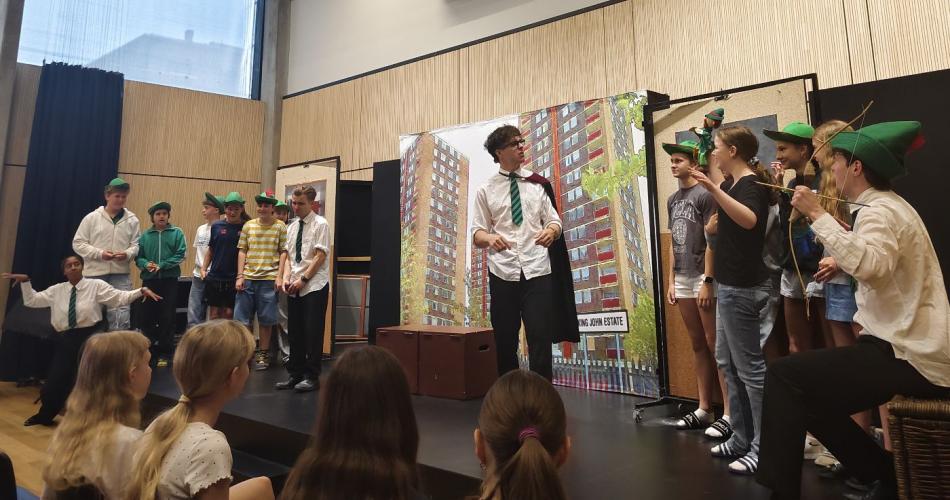 Englisches Theater 24-25